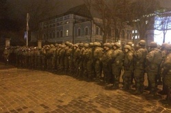 Біля Адміністрації президента посилили охорону (ФОТО) 