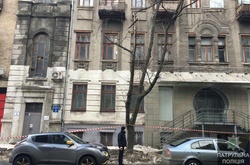 В Харкові на дівчину з даху впала снігова брила