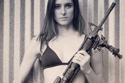 Женщина с ружьем. Фото сексуальной модели из Техаса, обожающей охоту