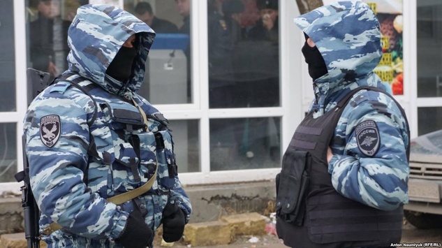 В масках та з автоматами. Як в окупованому Криму затримували активіста Мустафаєва