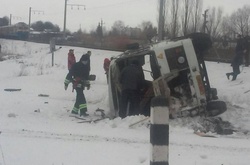 На Вінниччині автобус зіткнувся з потягом, загинув водій