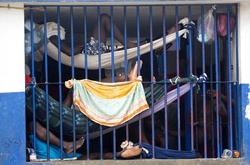 Голод, теснота и болезни: шокирующие фотографии гаитянской тюрьмы