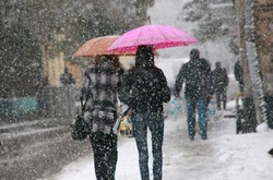 Сьогодні в Україні очікується незначний мокрий сніг та дощ