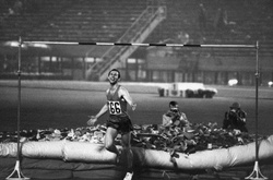  Валерий Брумель устанавливает новый мировой рекорд в прыжках в высоту, Ленинград, 1964 год. 