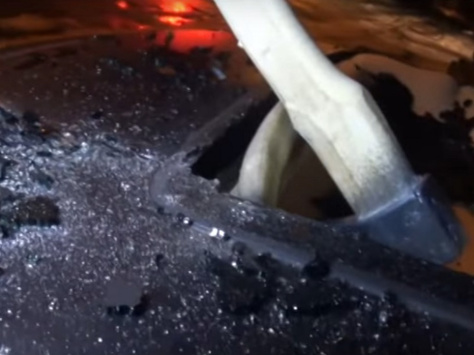 Невідомі розтрощили сокирою автівку нікопольського журналіста