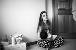 Без купюр: фотограф показал непостановочные реалии материнства