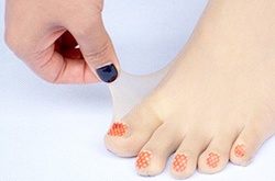 Бесполезное изобретение или модный тренд? Японцы придумали чулки с накрашенными ногтями