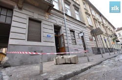 У центрі Львова знову обвалився балкон: брила впала за кілька сантиметрів від дівчини