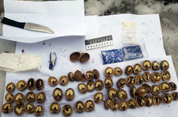 Донецькі правоохоронці виявили «золоті» горіхи з амфетаміном під час огляду автівки