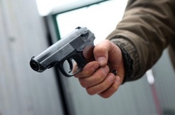 У центрі столиці пасажири легковика обстріляли іншу машину 