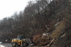 На Закарпатті через зсув ґрунту було частково перекрито дорогу держзначення