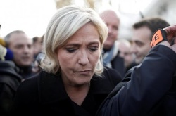 Французька поліція заарештувала голову передвиборного штабу Ле Пен