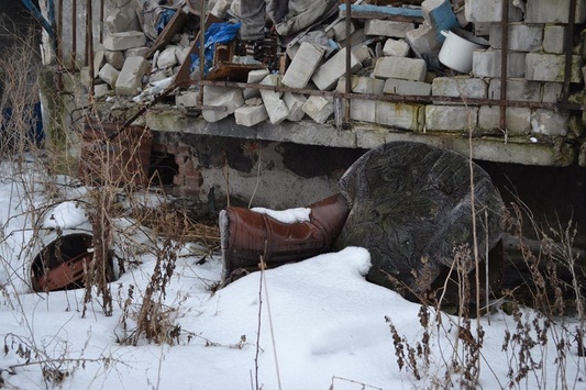 Місто-привид. Моторошні фото розбомблених Пісків на Донбасі