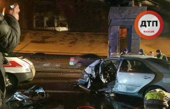 Моторошна аварія у Києві: автомобіль влетів в опору моста