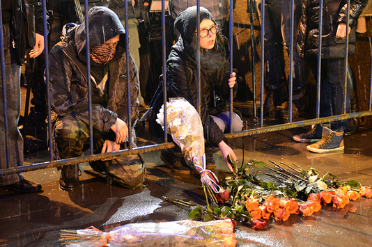 Як волонтери оберігають від вандалів меморіал Нємцова в Москві