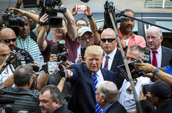 Дональд Трамп в оточенні журналістів