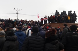 Масові мітинги у Білорусі: люди проти «декрету про тунеядство»