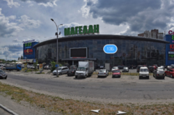 У Києві чоловік випав із третього поверху торгового центру