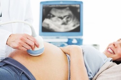 «Поздняя беременность»: знаменитости, ставшие мамами после 40 лет