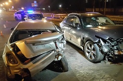 У Києві позашляховик зніс близько 70 метрів відбійника (фото)