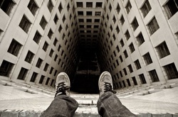 На Закарпатті пенсіонерка стрибнула із восьмого поверху