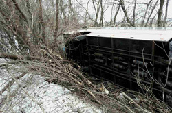 На Донбасі перекинувся автобус із понад півсотнею пасажирів: є постраждалі