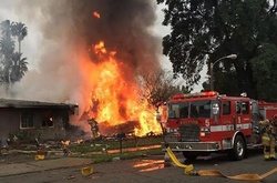 У США літак врізався в житлові будинки, є загиблі 