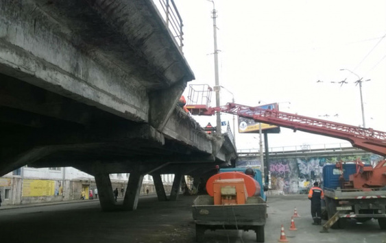 «Втомлений» міст на Шулявці перевірять на міцність, пустивши два самоскиди вагою 66 тонн