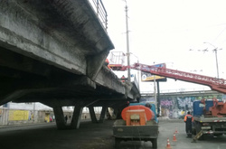 «Втомлений» міст на Шулявці перевірять на міцність, пустивши два самоскиди вагою 66 тонн