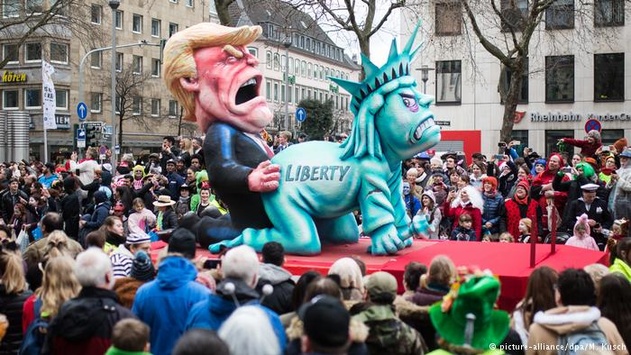 Меркель-мамонт і Трамп-гвалтівник на карнавалі в Німеччині. Фотогалерея