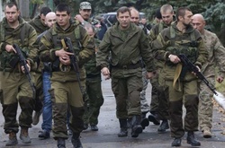 Ватажок бойовиків Захарченко зі своїми охоронцями