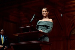 Рианна получила премию Гарвардского университета