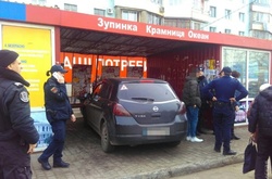 Трохи прорахувався: в Одесі водій влетів у зупинку, є потерпілі