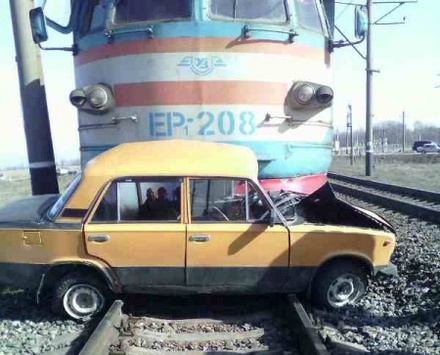 На Запоріжжі автомобіль зіткнувся з потягом: одна людина загинула