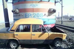 На Запоріжжі автомобіль зіткнувся з потягом: одна людина загинула