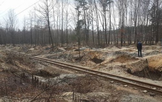 Копачі бурштину пошкодили залізничну колію на Рівненщині