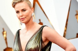 Иранское телевидение закрасило откровенное платье Шарлиз Терон