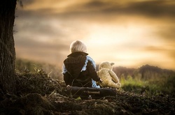 Зворушливі фотографії маленьких дітей зі спини