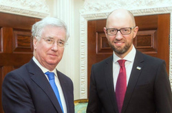 Яценюк у Лондоні провів зустріч з міністром оборони Великобританії 