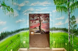 По-домашнему: фотограф показал, как украшают подъезды в Минске