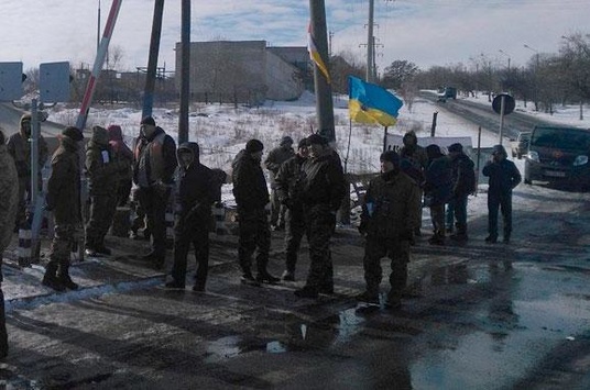 Блокувальники на Донбасі очікують силового розгону