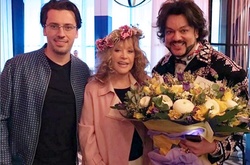 Звездная вечеринка у Аллы: Пугачева станцевала греческий танец для своих гостей