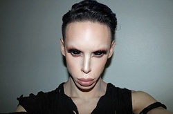 22-летний парень потратил $50 000 на операции, чтобы превратиться в бесполого инопланетянина