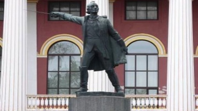 У ліцеї імені Богуна демонтують пам'ятник Суворову