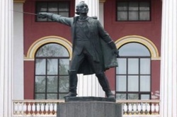 У ліцеї імені Богуна демонтують пам'ятник Суворову