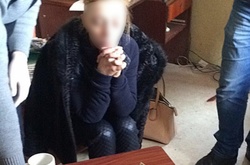 На Одещині чиновниця, яку впіймали на хабарі, намагалася сховати гроші у взутті