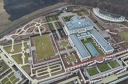 Як виглядає «Версаль» аграрного олігарха Косюка під Києвом (відео)