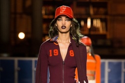 Певица Рианна представила откровенную коллекцию женской одежды