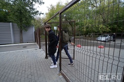 ЗМІ: Кримські школи планують обнести залізними клітками