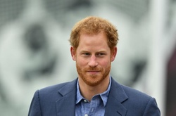 Не рассчитал с выпивкой: принц Гарри напился на свадьбе друга и упал 